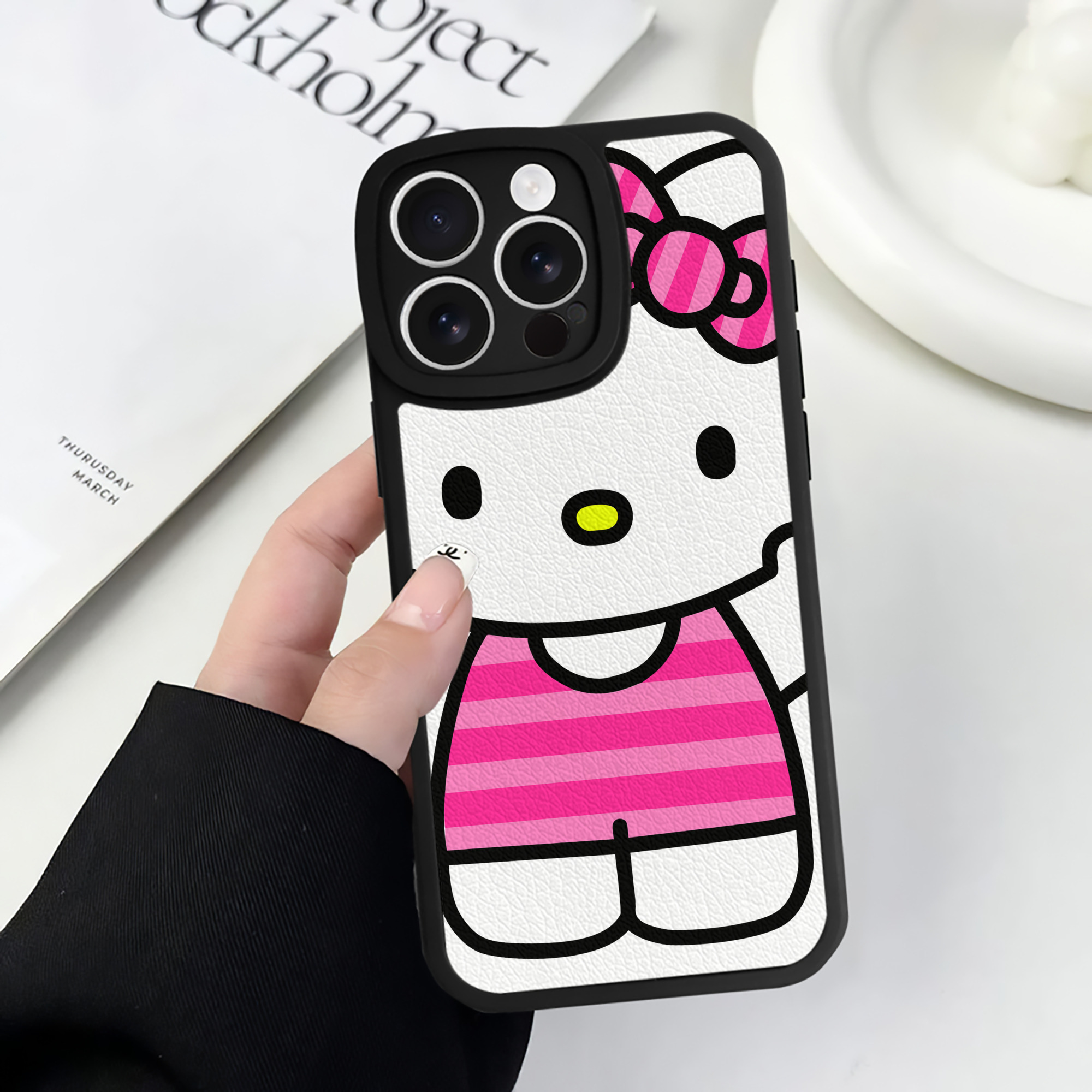 （画像用） Hello Kitty ハローキティ 【iPhone 16シリーズ対応】シリコンスマホケース（レザー調） 材質：シリコン
